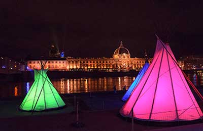 tentes illuminées sur les quais durant la fête des lumières